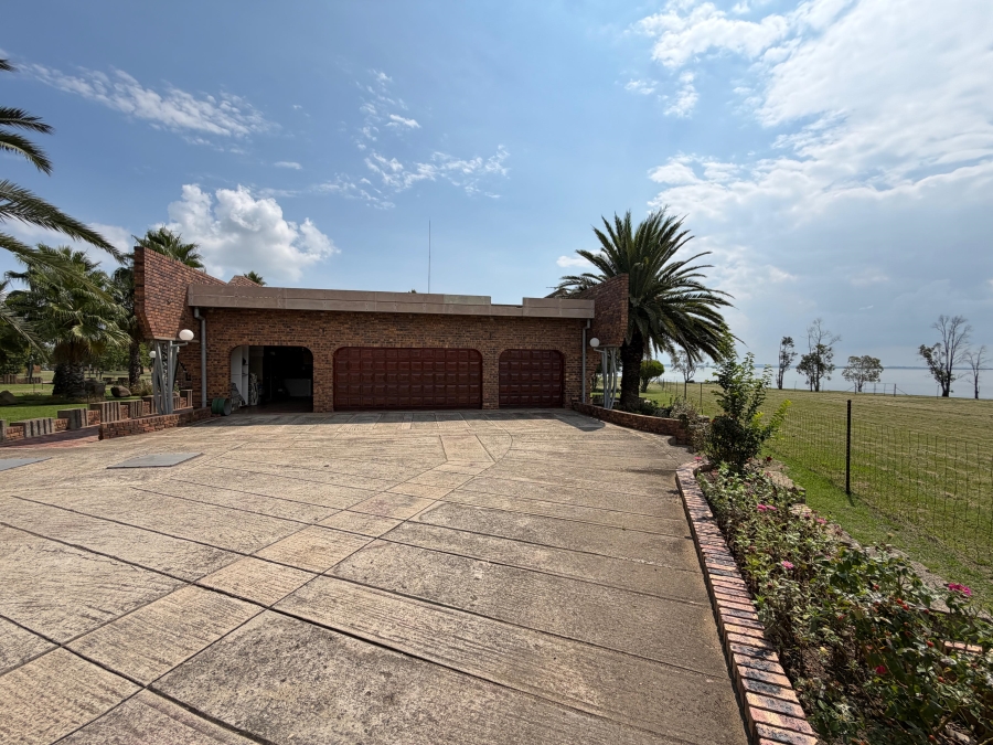 5 Bedroom Property for Sale in Metsimaholo Free State